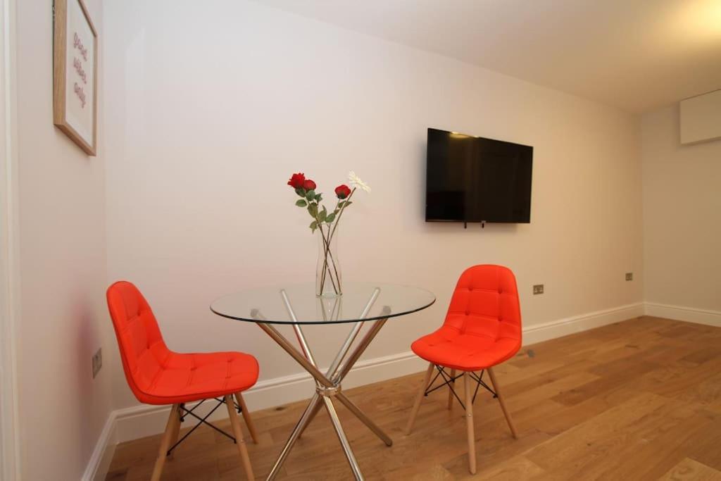 Lovely One Bed Apartment-Near All Transport-Village-Freeparking London Exterior photo